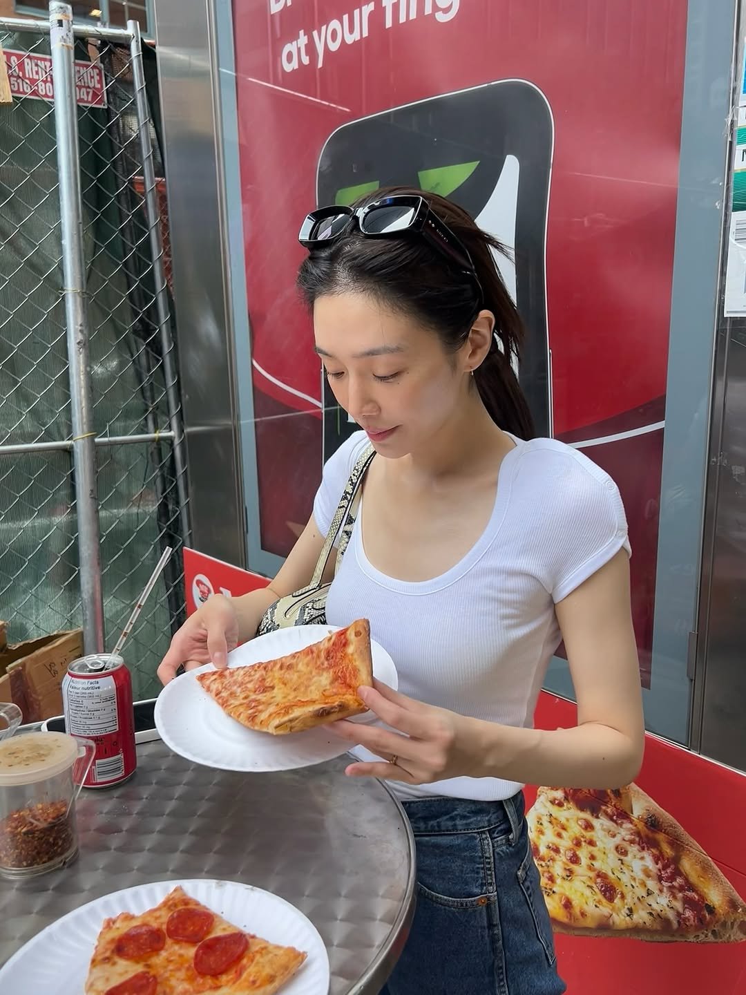Photo by 박규영 on July 06, 2025. May be an image of ‎1 person, pizza and ‎text that says '‎RENT 516-80 atyour שיווו 2な‎'‎‎.