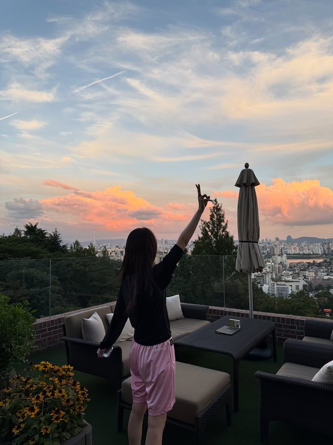 Photo by 박규영 on July 22, 2025. May be an image of 1 person, twilight, cloud, horizon and text.