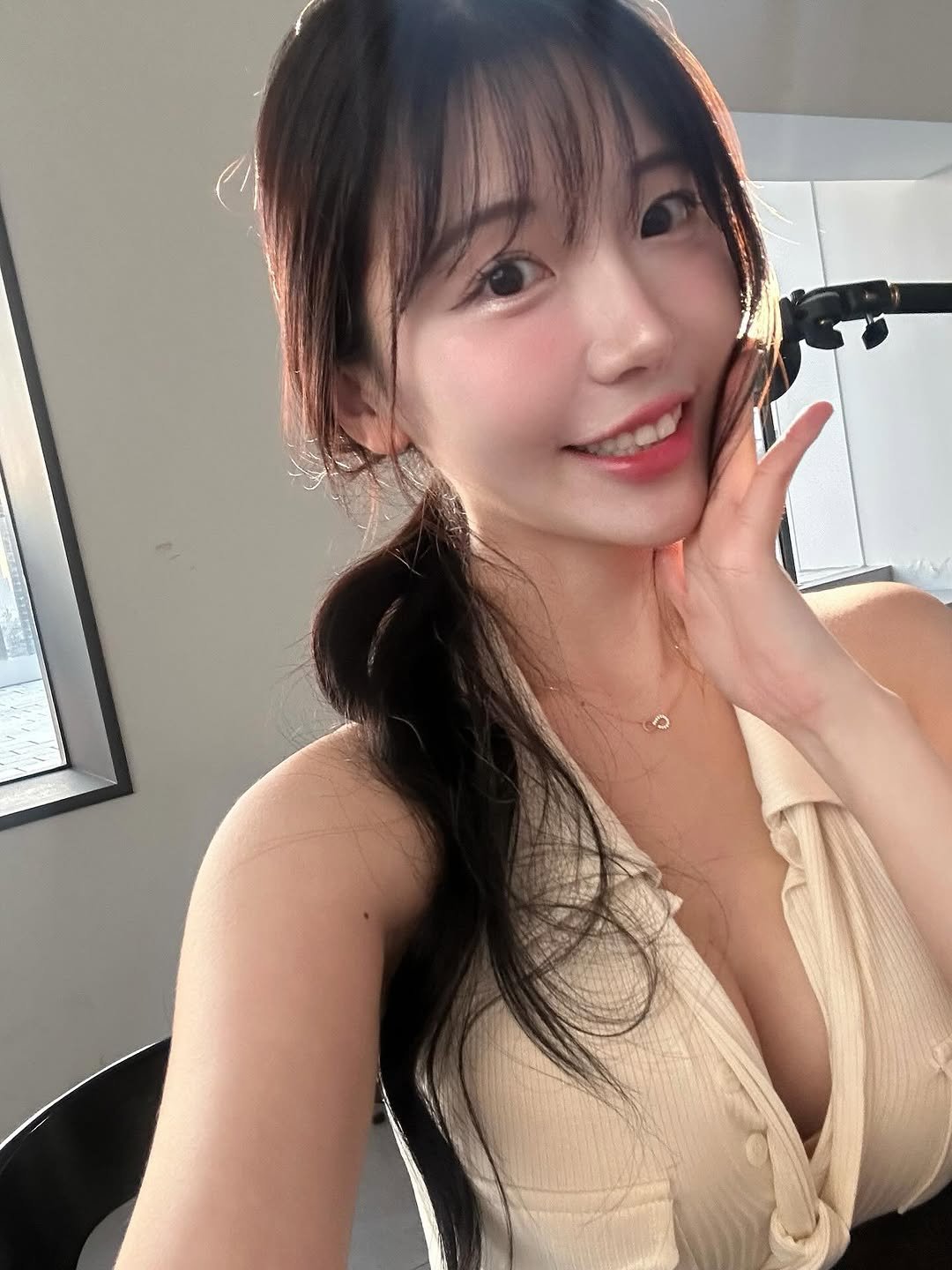 Photo by 쏘블리ღ🪽🤍 on November 09, 2025. May be a selfie of one or more people, hair, top and text.