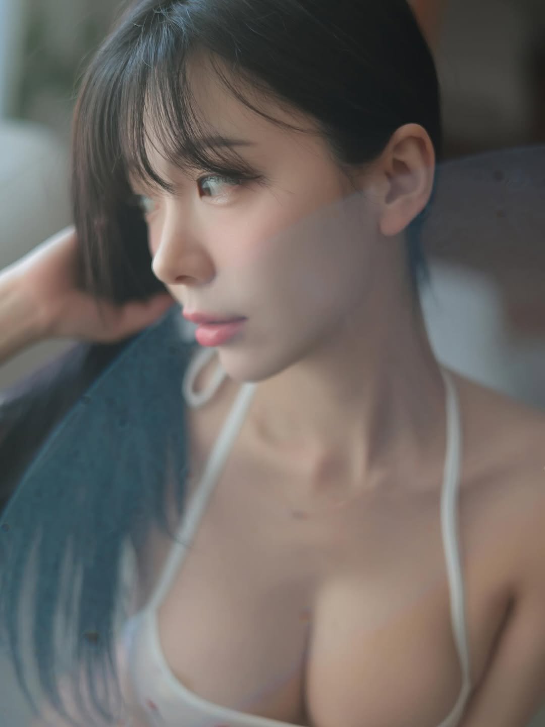 Photo by 쏘블리ღ🪽🤍 on November 11, 2025. May be an image of one or more people, hair, bra and text.