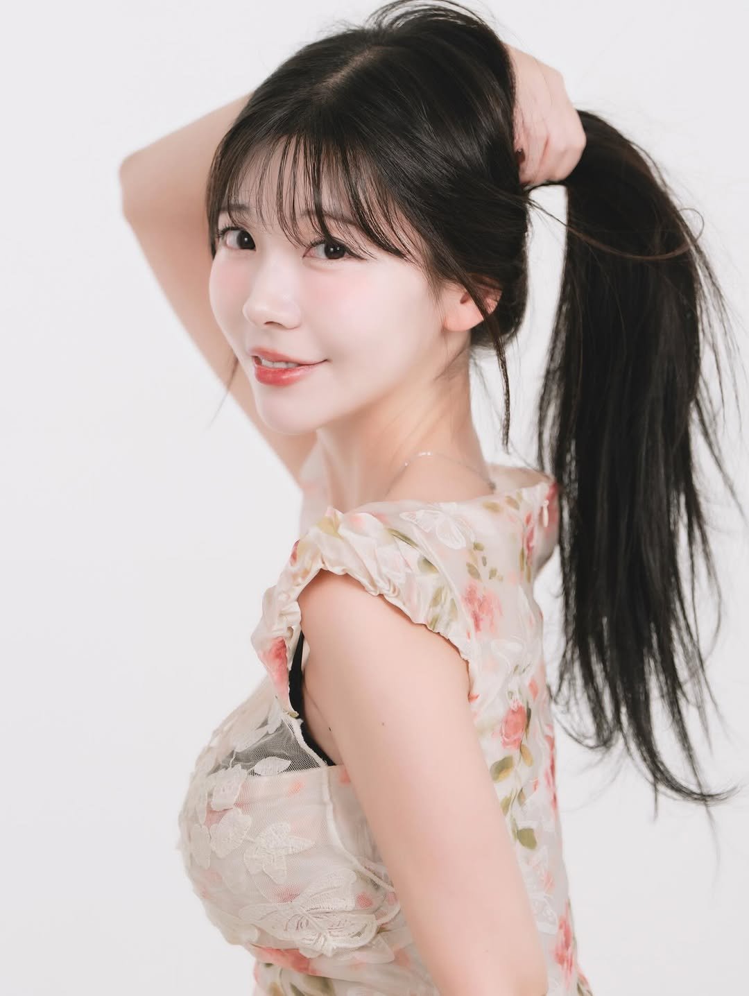 Photo by 쏘블리ღ🪽🤍 on November 20, 2025. May be an image of one or more people, hair, dress and text.