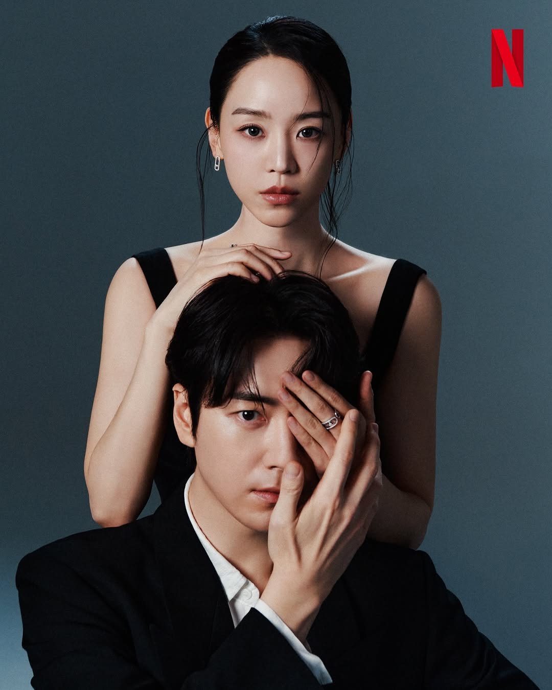 leejunhyuk05 게시물 이미지: 모든 것을 감춘 여자, 모든 것을 파헤치는 남자.

진짜와 가짜 사이, 그 경계에...