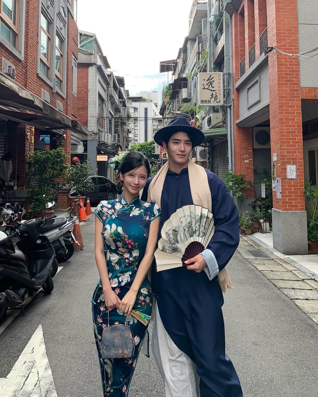 Photo shared by 예영 / 여행, 순간순간을 기록 on August 01, 2025 tagging @ji_jiji03, and @taipeitravel. May be an image of 2 people, parasol, bowler hat and text.