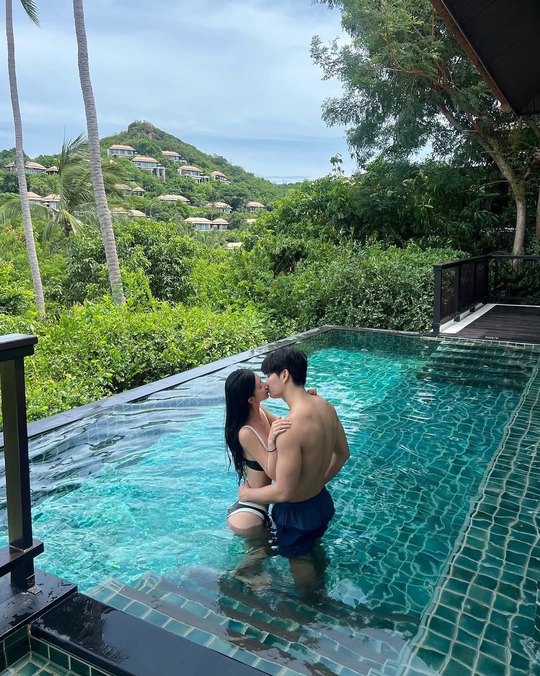 Photo shared by 예영 / 여행, 순간순간을 기록 on July 25, 2025 tagging @banyan_tree_samui, @ji_jiji03, and @banhanatour. May be an image of 2 people, people kissing, pool and text.