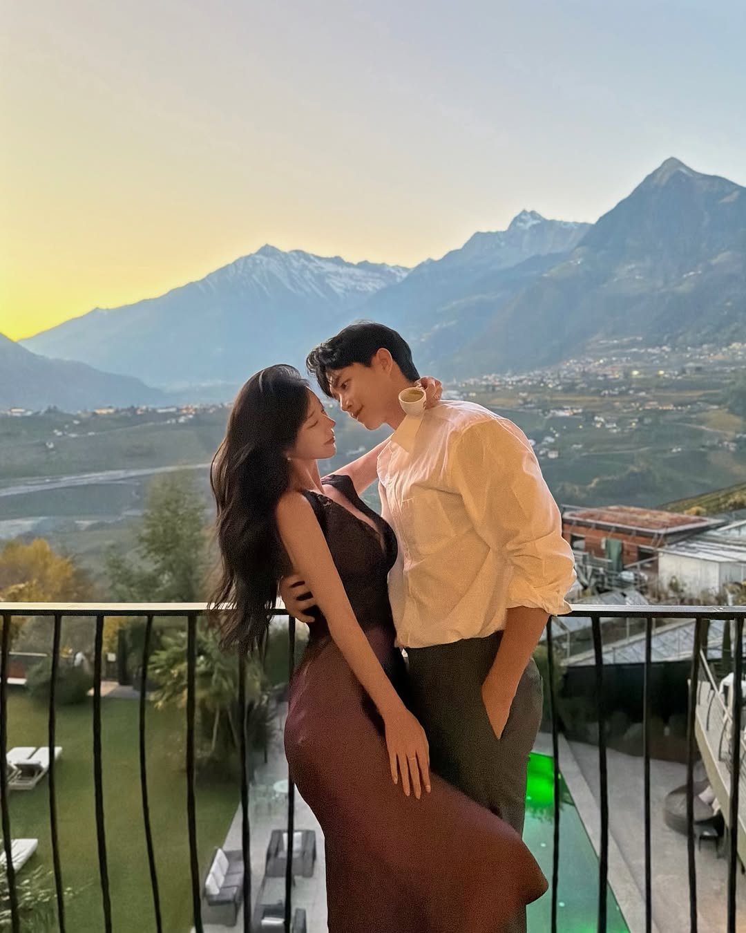 Photo shared by 예영 / 여행, 순간순간을 기록 on November 18, 2025 tagging @ji_jiji03, and @soleahotel.suedtirol. May be an image of people kissing, outdoors and text.