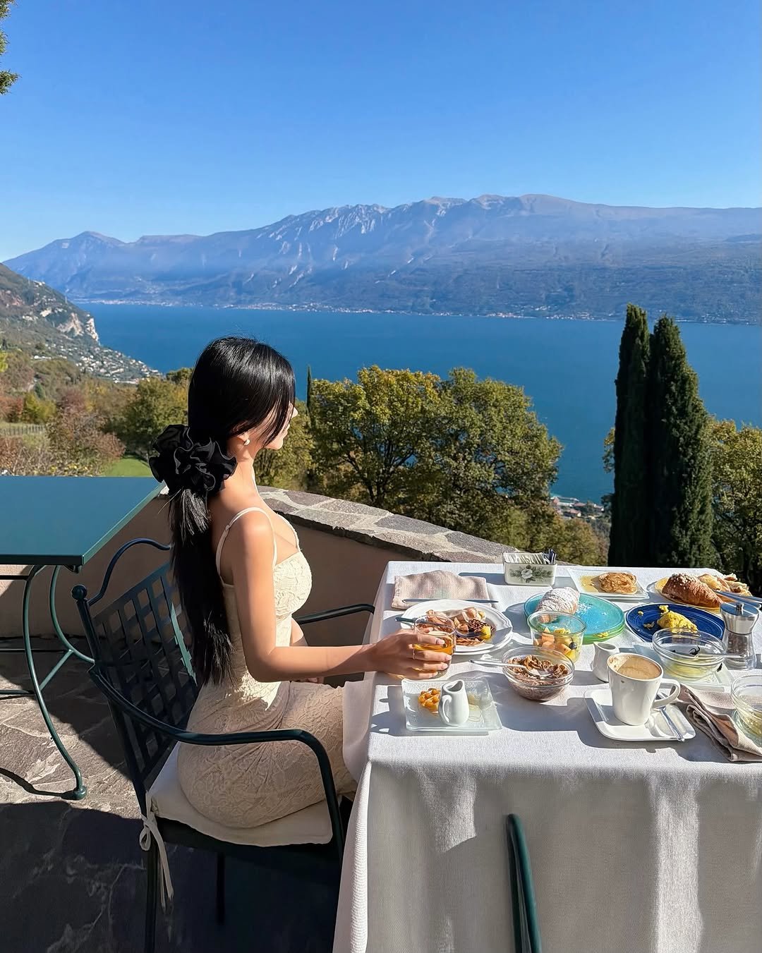 Photo shared by 예영 / 여행, 순간순간을 기록 on November 19, 2025 tagging @hotelvillasostaga. May be an image of lake, picnic and text.