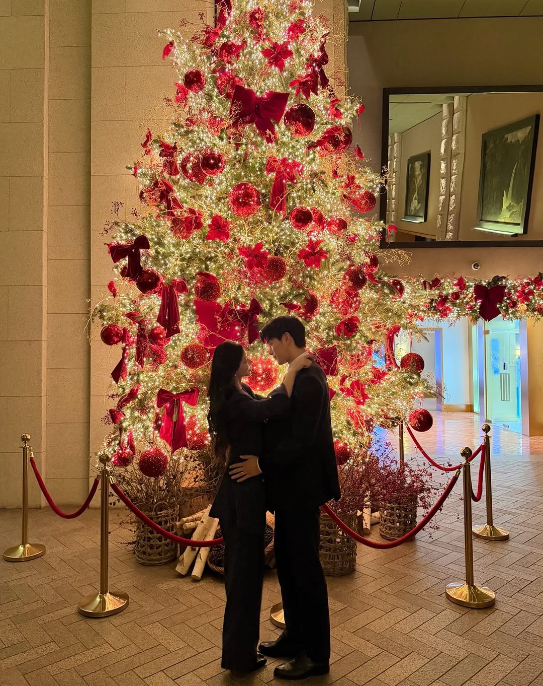 Photo by 예영 / 여행, 순간순간을 기록 on November 26, 2025. May be an image of people kissing, christmas tree, dinner jacket, tinsel and text.