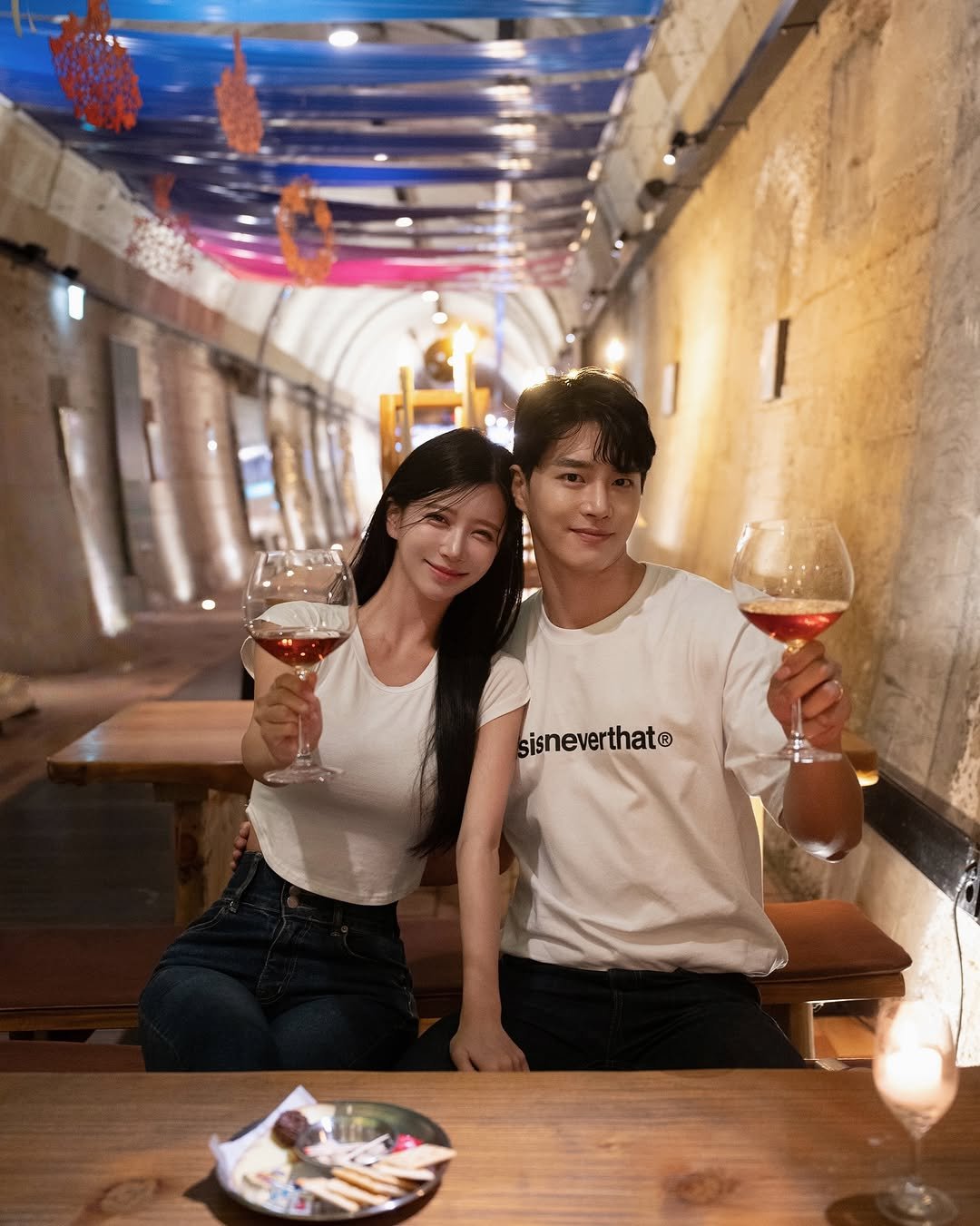 Photo shared by 예영 / 여행, 순간순간을 기록 on August 15, 2025 tagging @ji_jiji03. May be an image of 2 people, wine, wine glass and text.