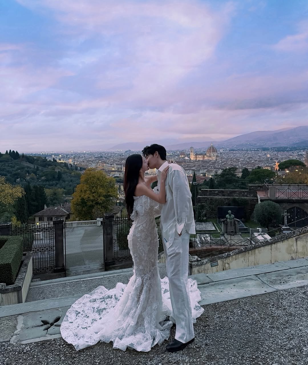 Photo shared by 예영 / 여행, 순간순간을 기록 on January 05, 2026 tagging @ji_jiji03. May be an image of people kissing, gown, wedding and text.