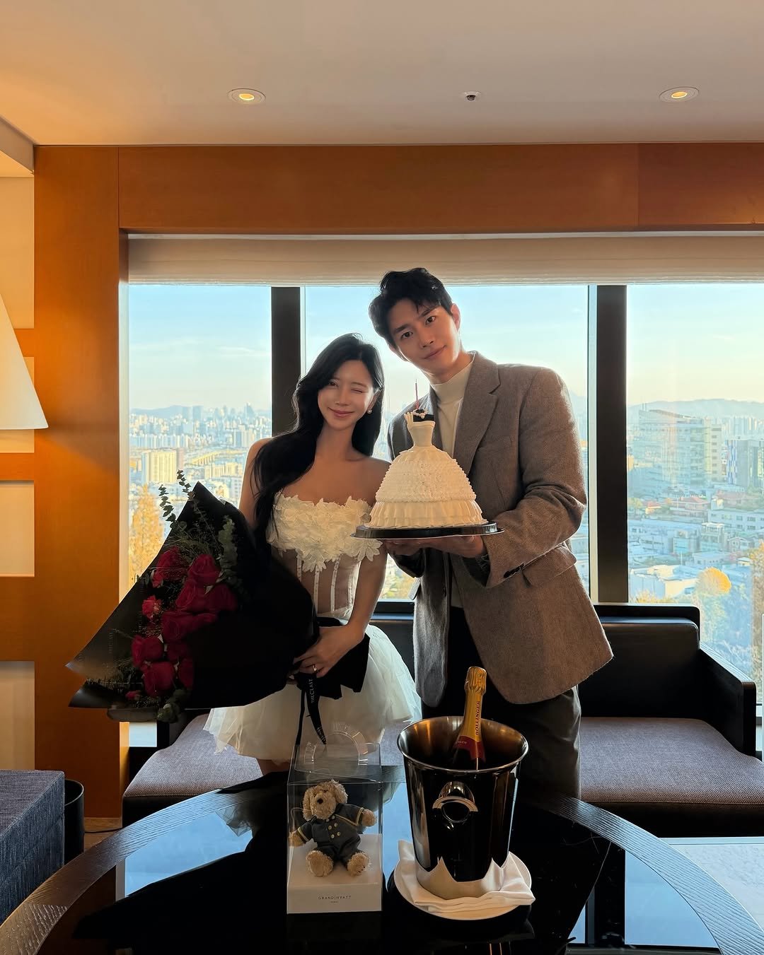 Photo shared by 예영 / 여행, 순간순간을 기록 on November 24, 2025 tagging @grandhyattseoul, and @ji_jiji03. May be an image of wedding cake, prairie gentian, baby's-breath, white lily, wedding and text.