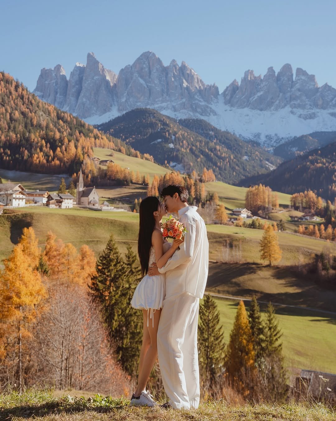 Photo shared by 예영 / 여행, 순간순간을 기록 on December 29, 2025 tagging @siamosnap_, @bling_yuri, and @ji_jiji03. May be an image of wedding, the Tre Cime di Lavaredo and text.