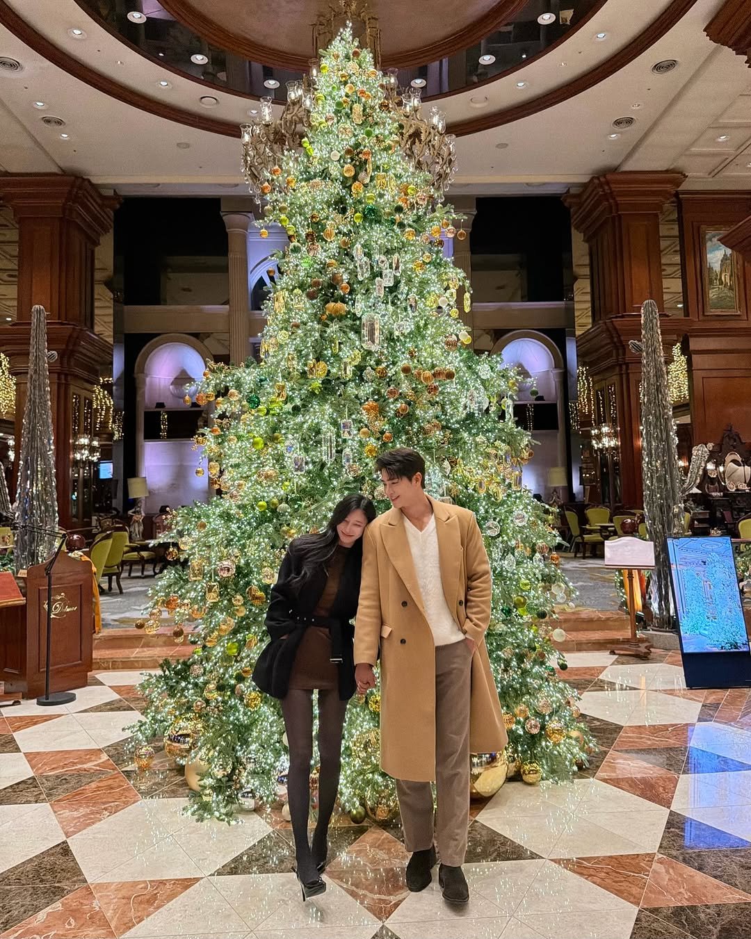 Photo shared by 예영 / 여행, 순간순간을 기록 on December 20, 2025 tagging @ji_jiji03, and @prizm.only. May be an image of people kissing, christmas tree, tinsel and text.