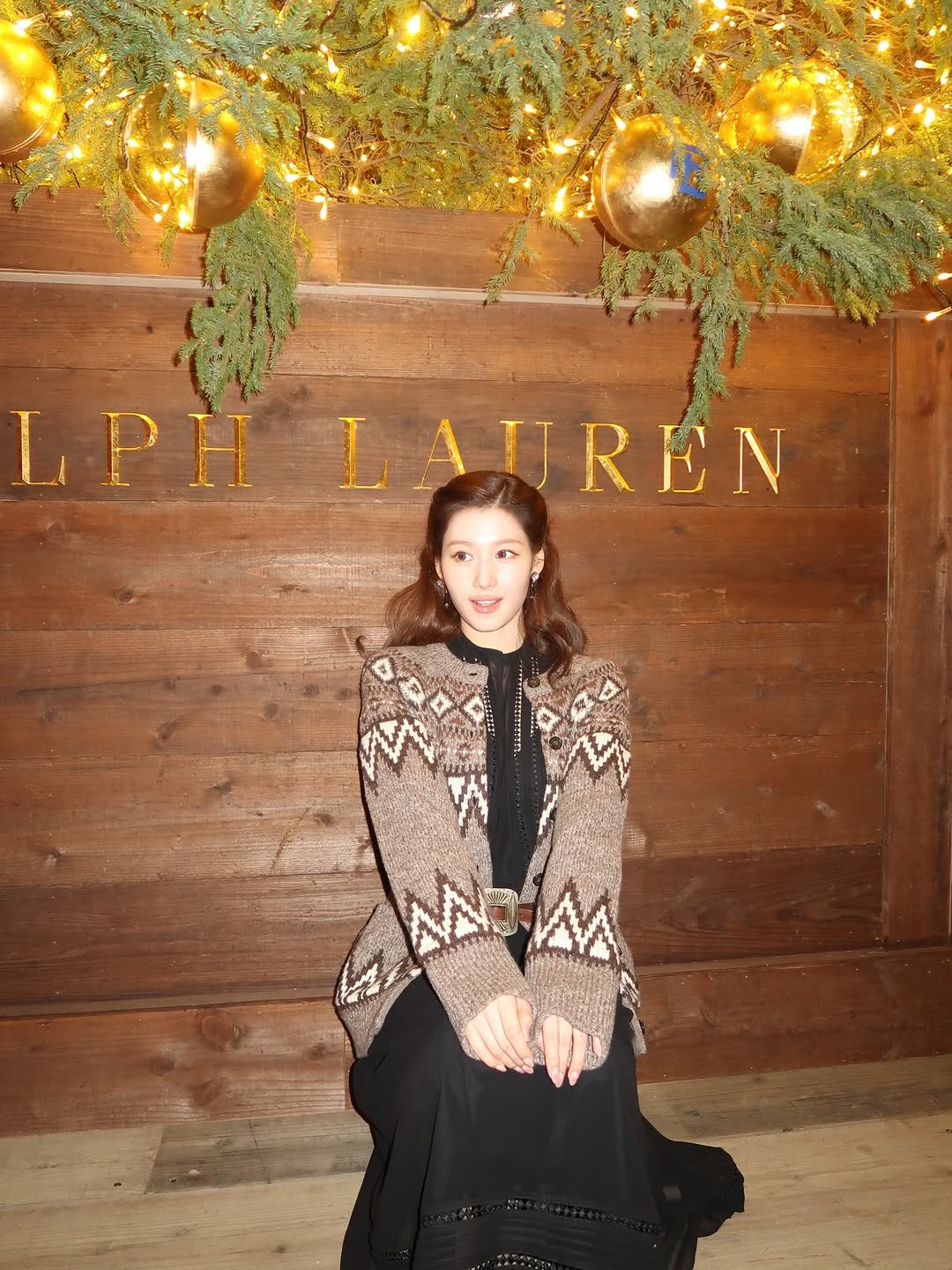 Photo shared by 사나 𝚂𝚊𝚗𝚊 on December 26, 2025 tagging @ralphlauren, and @poloralphlauren. May be an image of text that says 'LPH LPHLAUREN L LAUREN ΝΙΑ'.