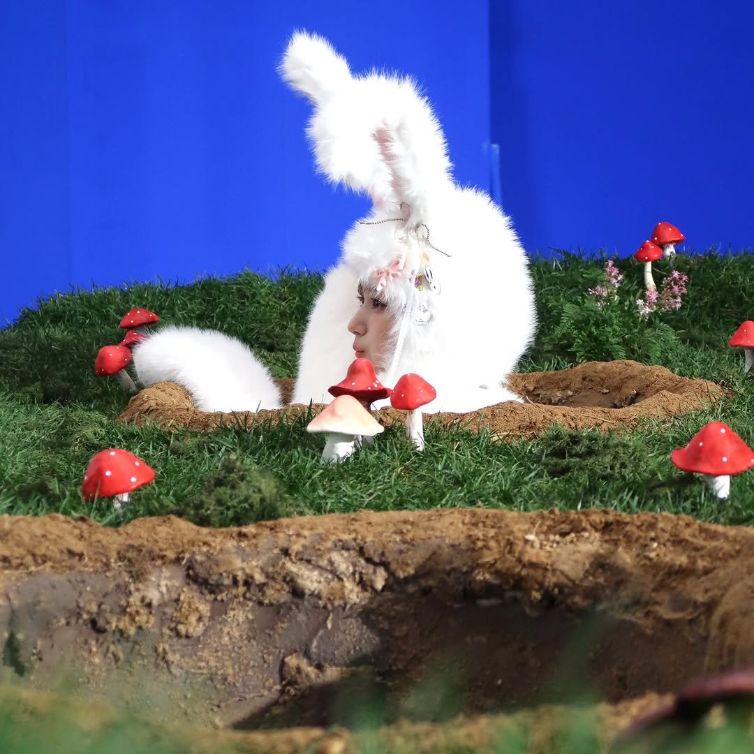 Photo by 사나 𝚂𝚊𝚗𝚊 on January 17, 2026. May be an image of costume, headdress and text.