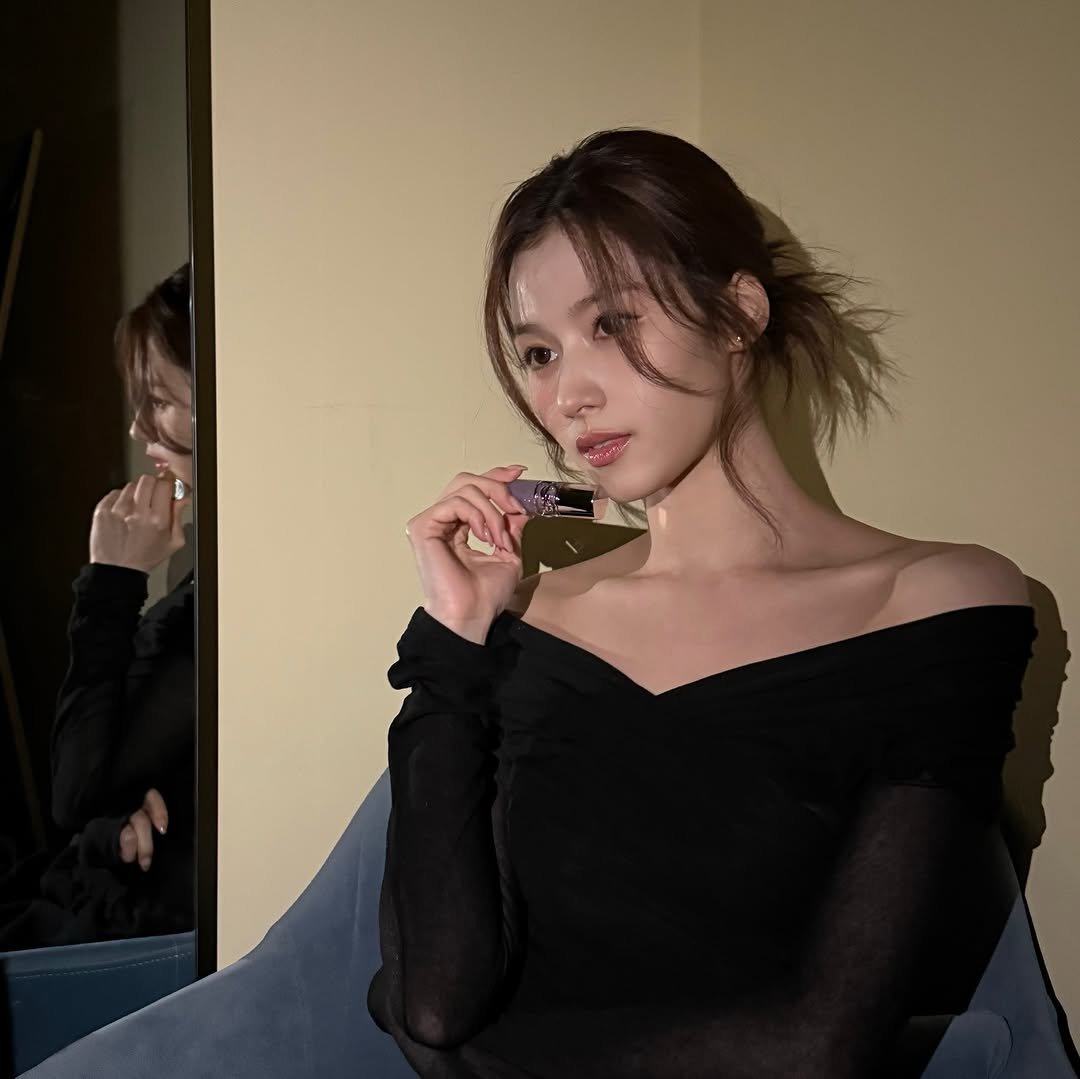 Photo shared by 사나 𝚂𝚊𝚗𝚊 on December 11, 2025 tagging @yslbeauty. May be an image of one or more people, hair, makeup, phone, cigarette, mirror, top and text.