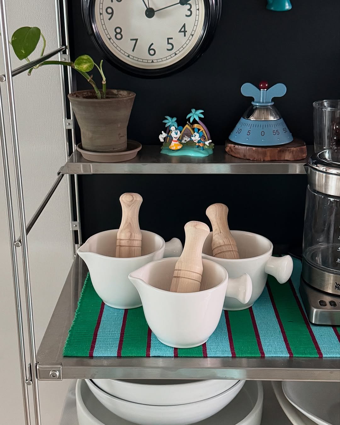 Photo by 망구미 on June 23, 2025. May be an image of plate rack, kitchen appliance, measuring cups, coffee maker, rack, spice rack, cabinet and text.