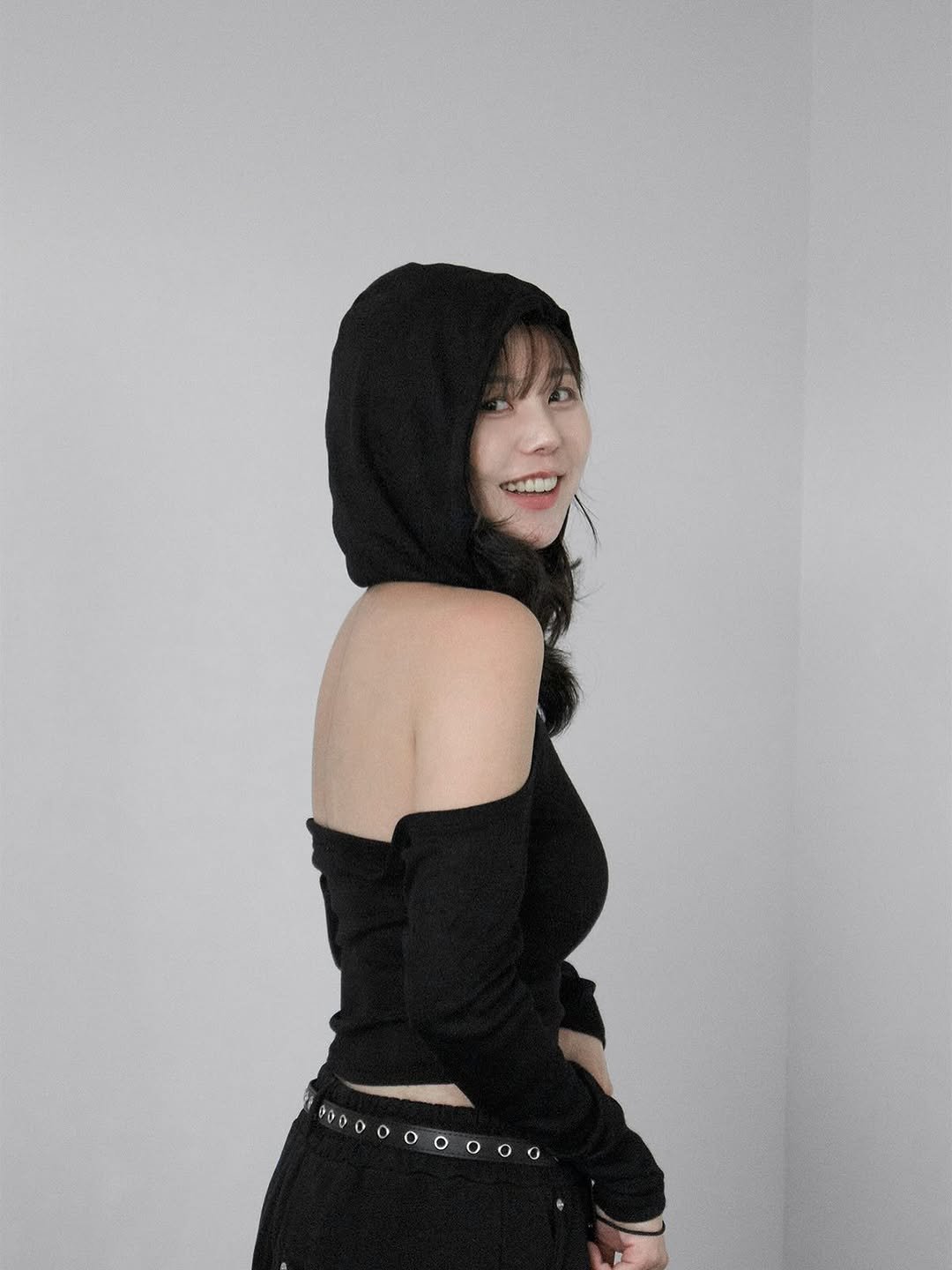 Photo by 모리녀 | 모든 걸 리뷰하는 여자 on July 31, 2025. May be an image of 1 person, turtleneck, drawstring, cloak, costume, knit and text.