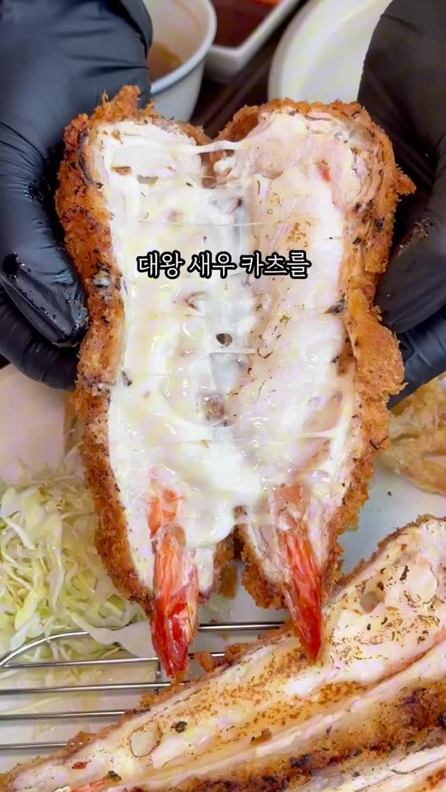 muk_jeong 게시물 이미지: 와 부산에는
진짜 역대급 크기 25cm
치즈 새우카츠를 파는 곳이...