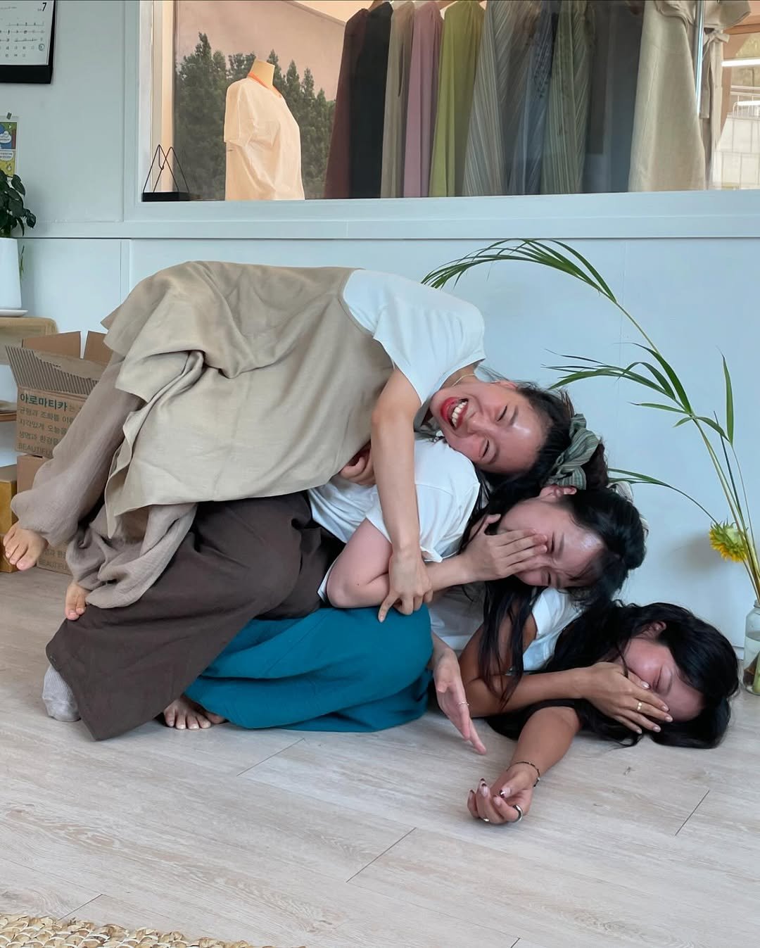 Photo shared by 맑음요가☘️ on July 31, 2025 tagging @sunnyoga_bok. May be an image of 1 person, towel, sarong, sling and text.