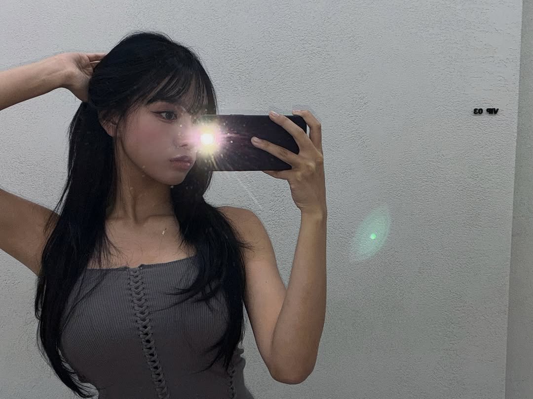 Photo by NATTY (( 나띠 )) on September 16, 2025. May be a selfie of one or more people, hair, phone, mirror and top.