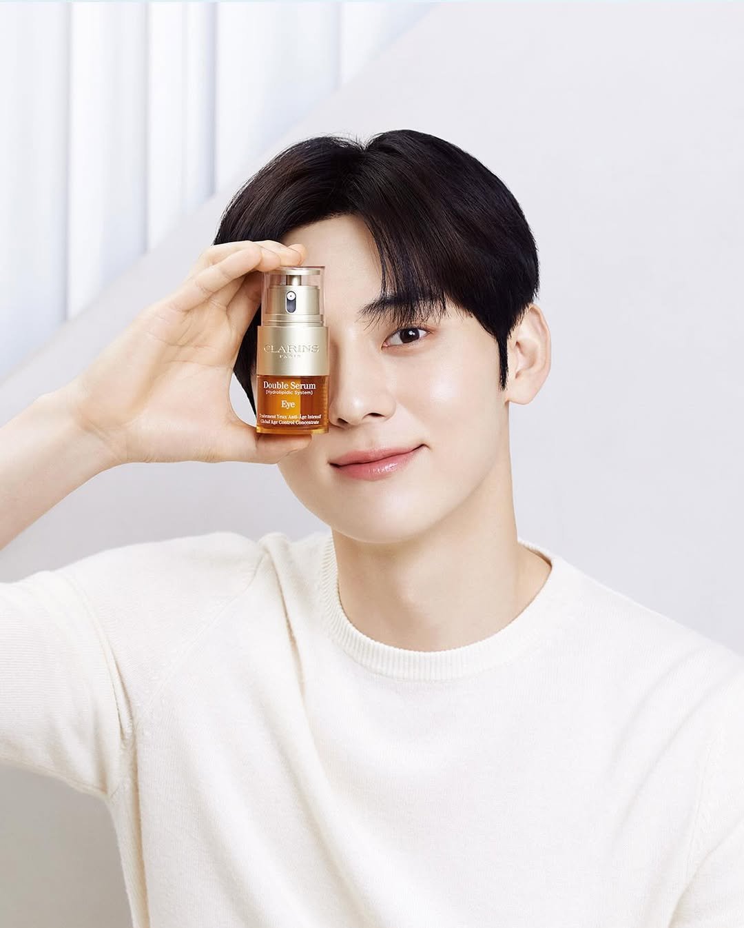 Photo shared by 황민현 on March 13, 2024 tagging @clarinskorea.