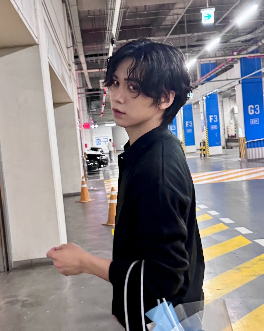 Photo by 라키 on February 12, 2026. May be an image of one or more people, hair, top and text that says '→ E3 F3 製 F3 5 G3 3'.