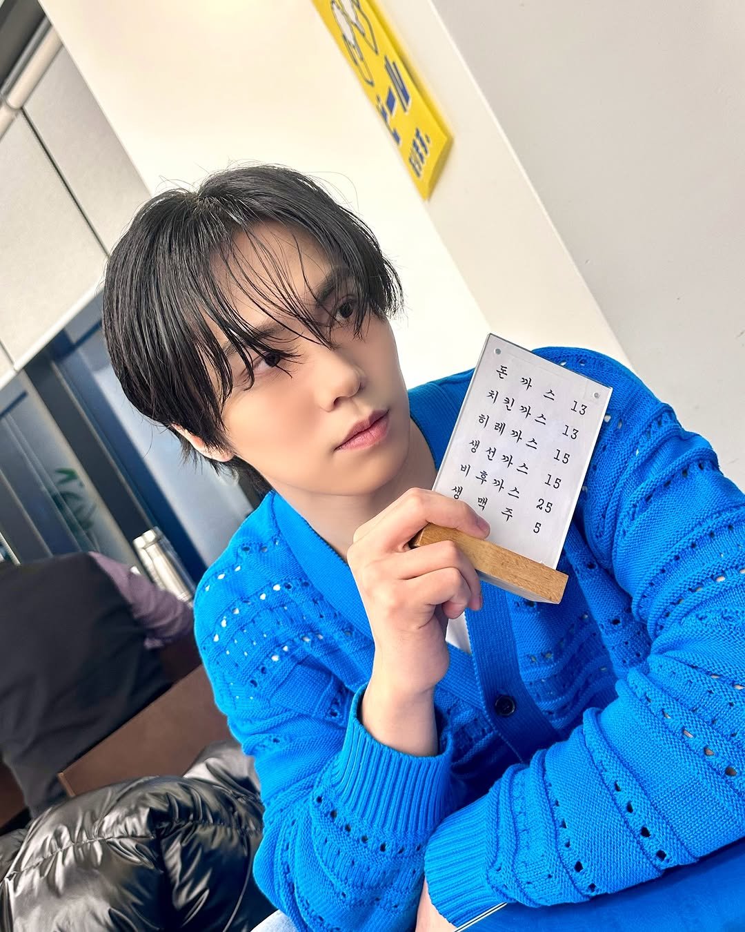 Photo by 라키 on January 17, 2026. May be an image of ‎one or more people, hair and ‎text that says '‎재 片 ل 4 Y شه 黃 縁 永 さ 13 의선파스 花 13 " ￥ 15 今 ኝ.ድ 3 א ቅሬ 함 公 ጅ ん 15 25 5‎'‎‎.