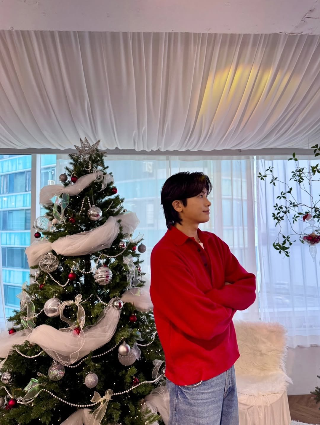 Photo by 박형식 / PARKHYUNGSIK on December 25, 2025. May be an image of one or more people, hair, christmas tree, tinsel and text.