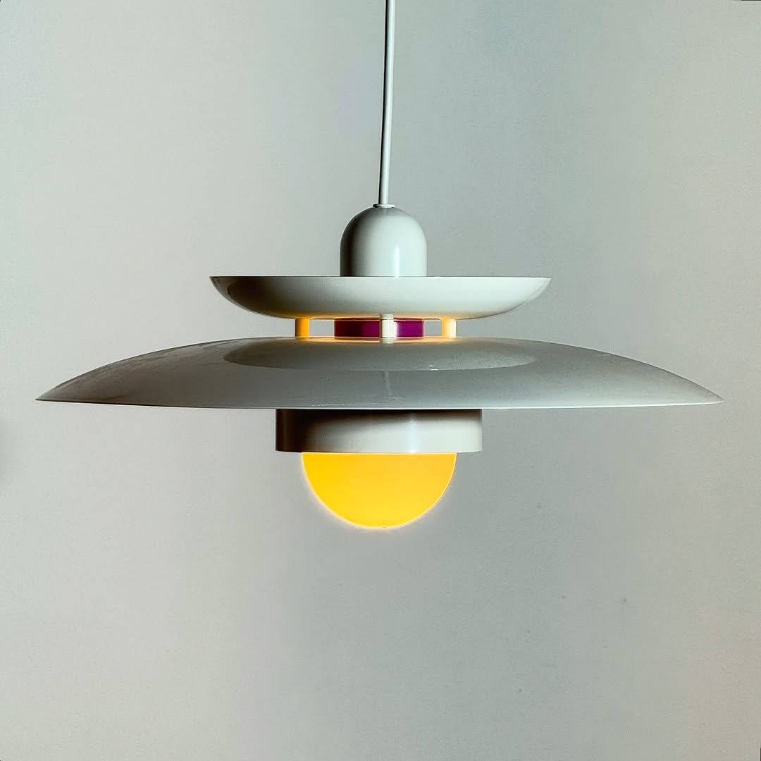 Photo by 프라네테스 | 빈티지조명.빈티지소품.합정동쇼룸 on June 22, 2025. May be an image of lighting.
