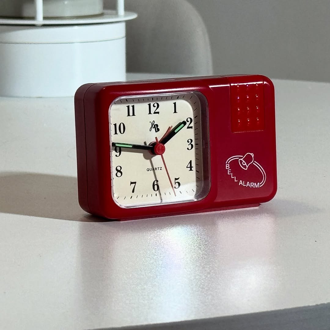 Photo by 프라네테스 | 빈티지조명.빈티지소품.합정동쇼룸 on June 24, 2025. May be an image of digital watch and text that says '9 11121 一 2 11 12 1 10 ጋቤ 3 4 5 ۱١ QU QUAR ATZ 8 7 b Έ ALARM'.
