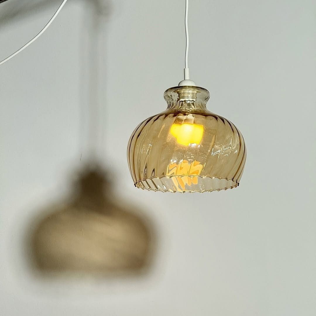 Photo by 프라네테스 | 빈티지조명.빈티지소품.합정동쇼룸 on June 26, 2025. May be an image of lighting.