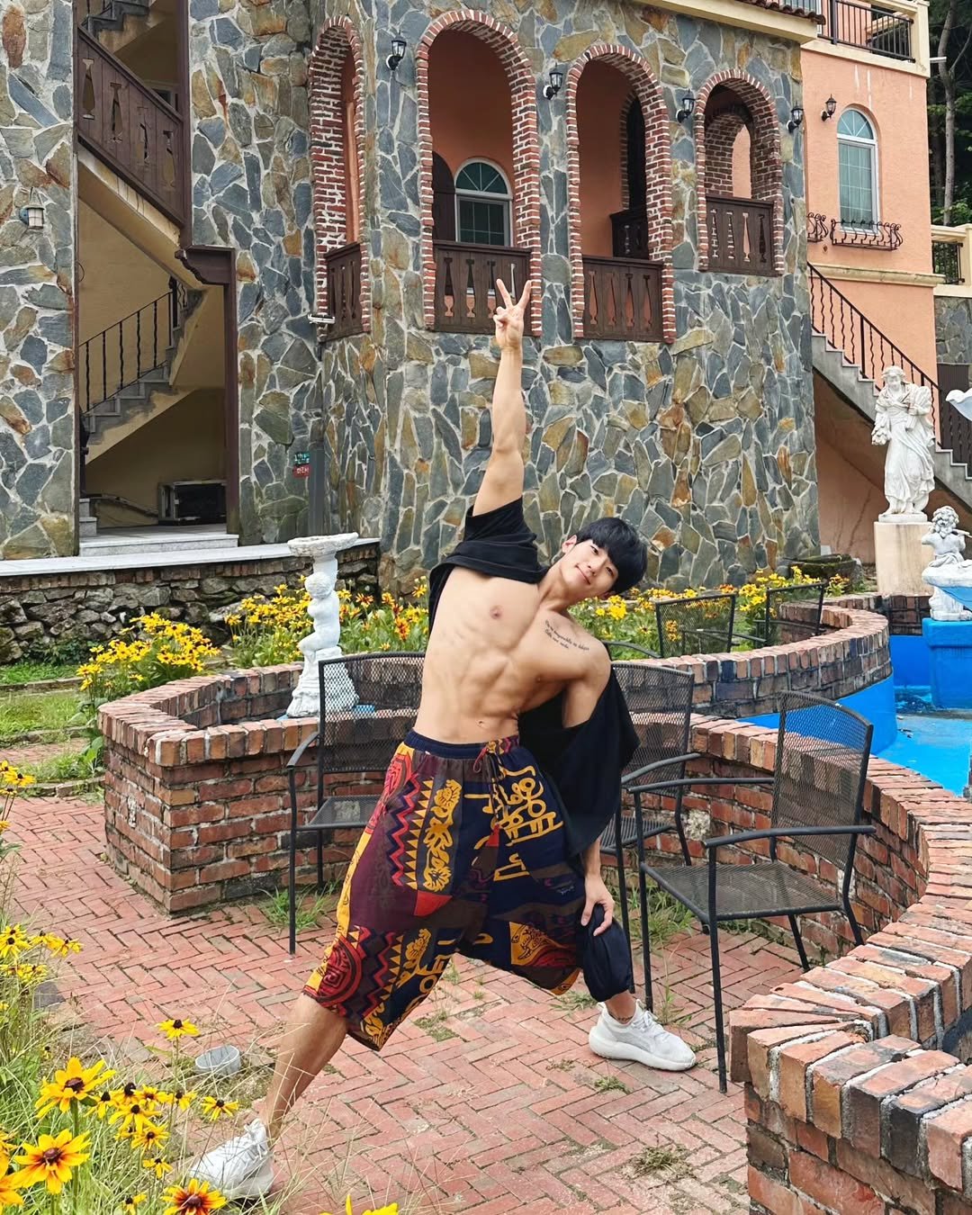 Photo by 이 상현 (박하) on June 15, 2025. May be an image of 1 person, dancing, practicing yoga, sarong and text.