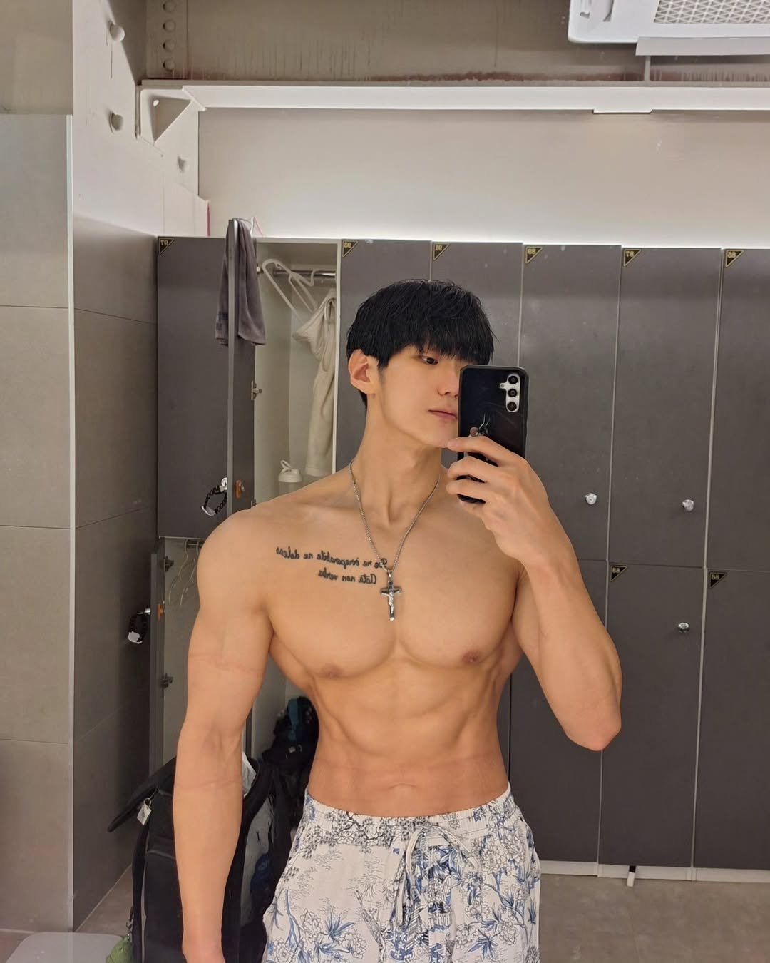 Photo by 이 상현 (박하) on June 26, 2025. May be an image of 1 person, hair, biceps, body building and text.
