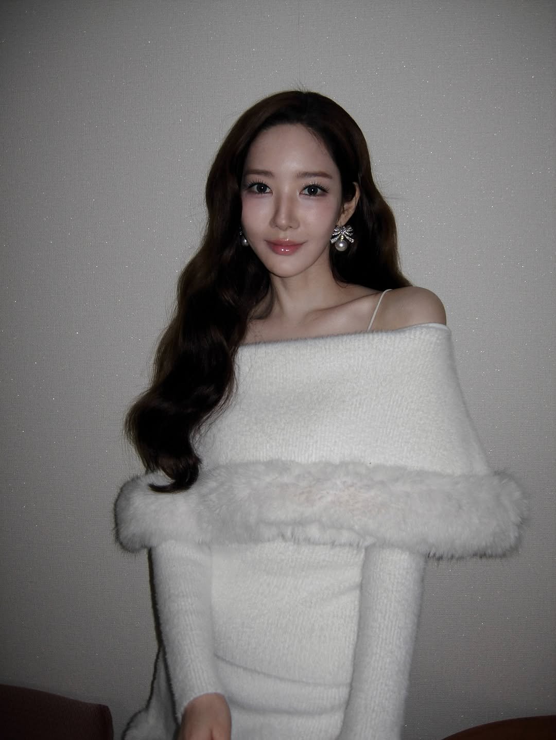 Photo by 박민영 Park Min Young on November 30, 2025. May be an image of one or more people, hair, makeup, goosedown coat, top and dress.