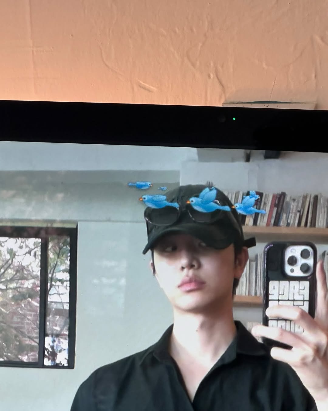 Photo by 사선웅 on May 26, 2025. May be a selfie of 1 person, phone, hat, mirror, glasses, bolo tie and text.