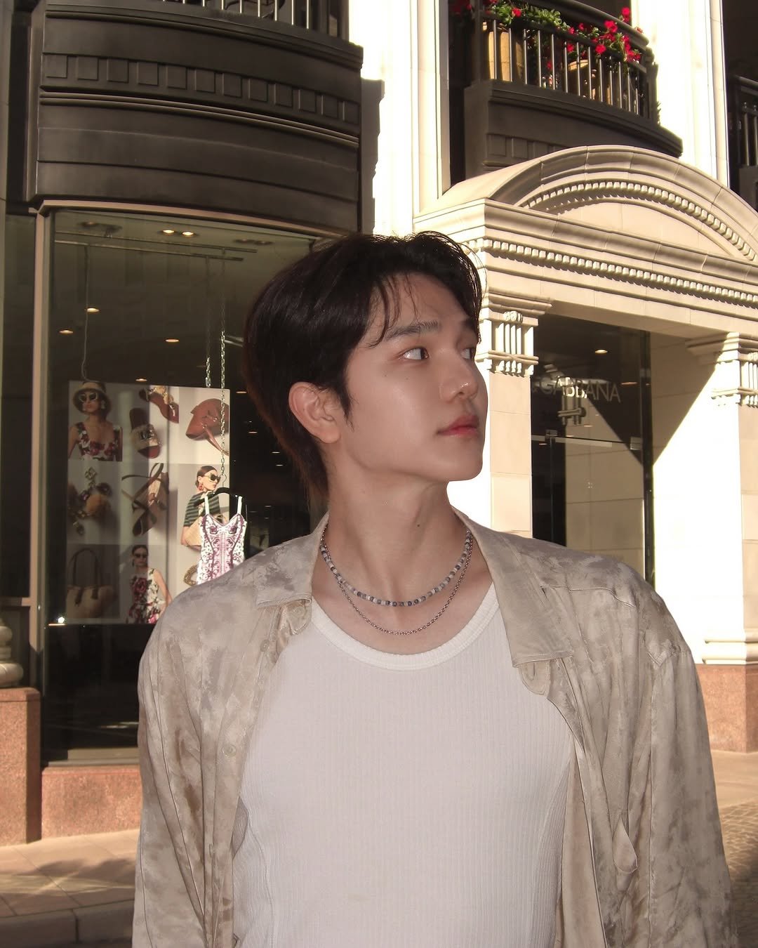 Photo by 사선웅 on July 17, 2025. May be an image of 1 person, hair, bolo tie and text that says 'Di'.