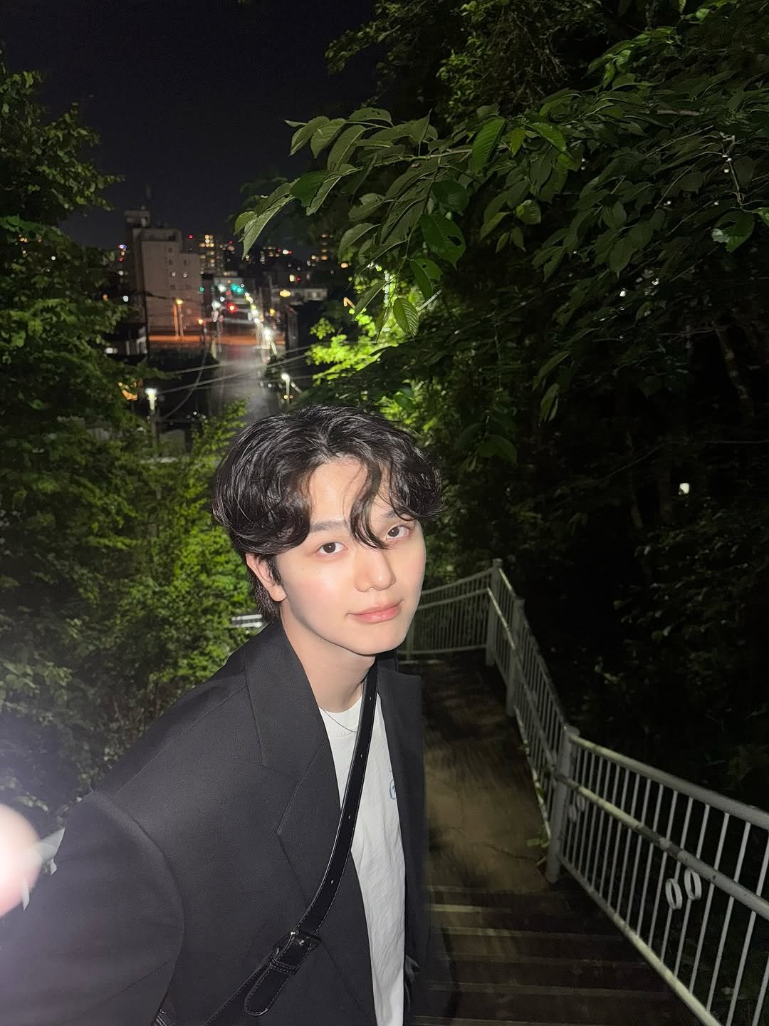 Photo by 사선웅 on June 07, 2025. May be an image of 1 person, hair, night and text.