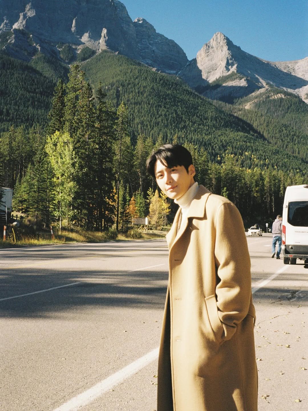 Photo by 김선호 on January 20, 2026. May be an image of duffle coat, overcoat, parka and text.