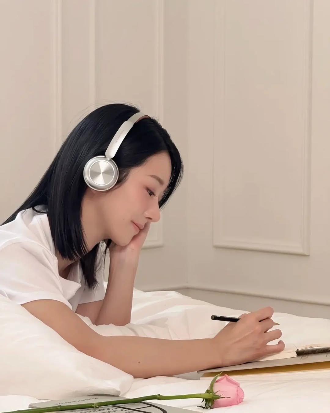 Photo shared by Seo Yea Ji (서예지) on July 09, 2025 tagging @nicknicole_official, and @yeyeji_seo.