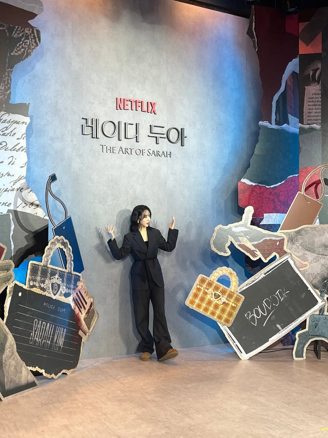 Photo by 신혜선  Shin hae sun on February 10, 2026. May be an image of suit, lego and text that says '2i みん NETFLIX 레이대 두아 THEARTOFSARAH THE ART OF SARAH Ke BOVDOT- BOUDOL'.