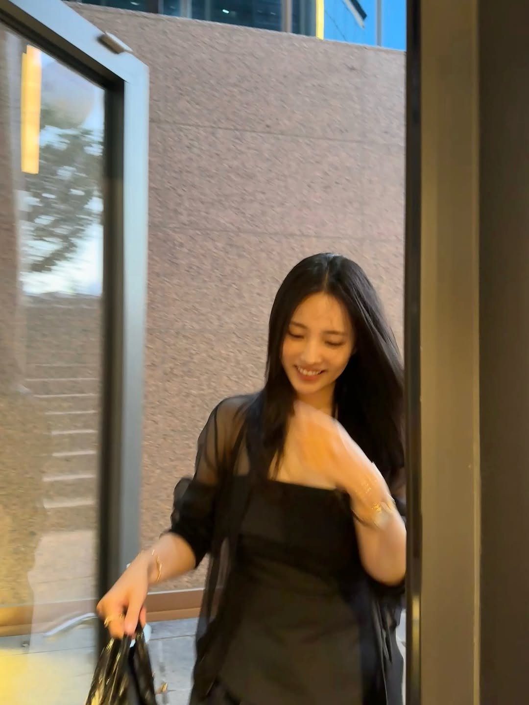 Photo by 𝐀𝐰𝐰•𝐏𝐀𝐏𝐄𝐑 𝐁𝐀𝐆•𝐋𝐢𝐚𝐢𝐬𝐨𝐧 𝐝𝐞 𝐋𝐨𝐫𝐞𝐧 최선정 on August 07, 2025. May be an image of 1 person, cornflower and text.