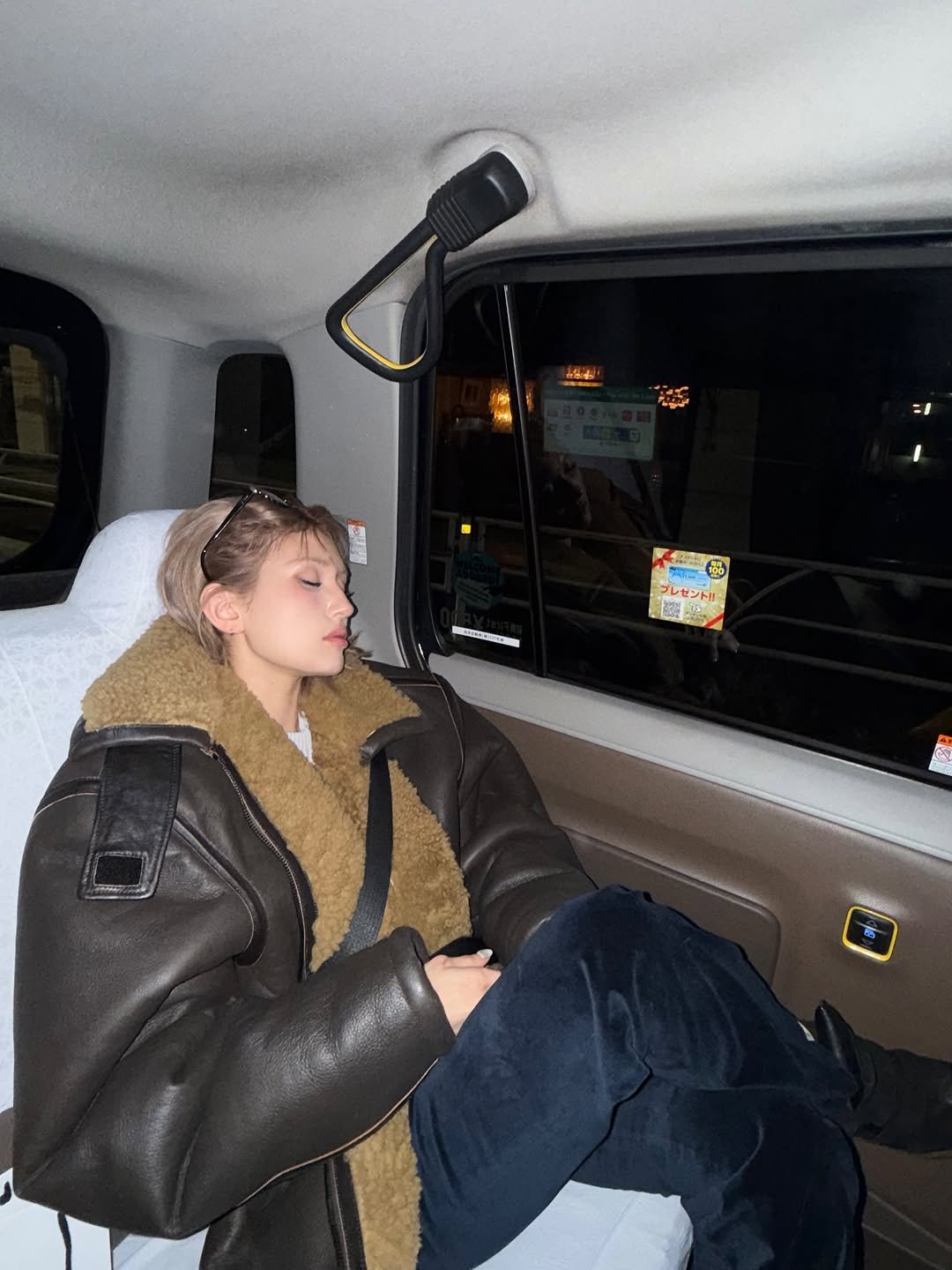 Photo by SOMI on January 26, 2026. May be an image of duffle coat, goosedown coat, fur coat, overcoat, limousine, parka, seatbelt and text.