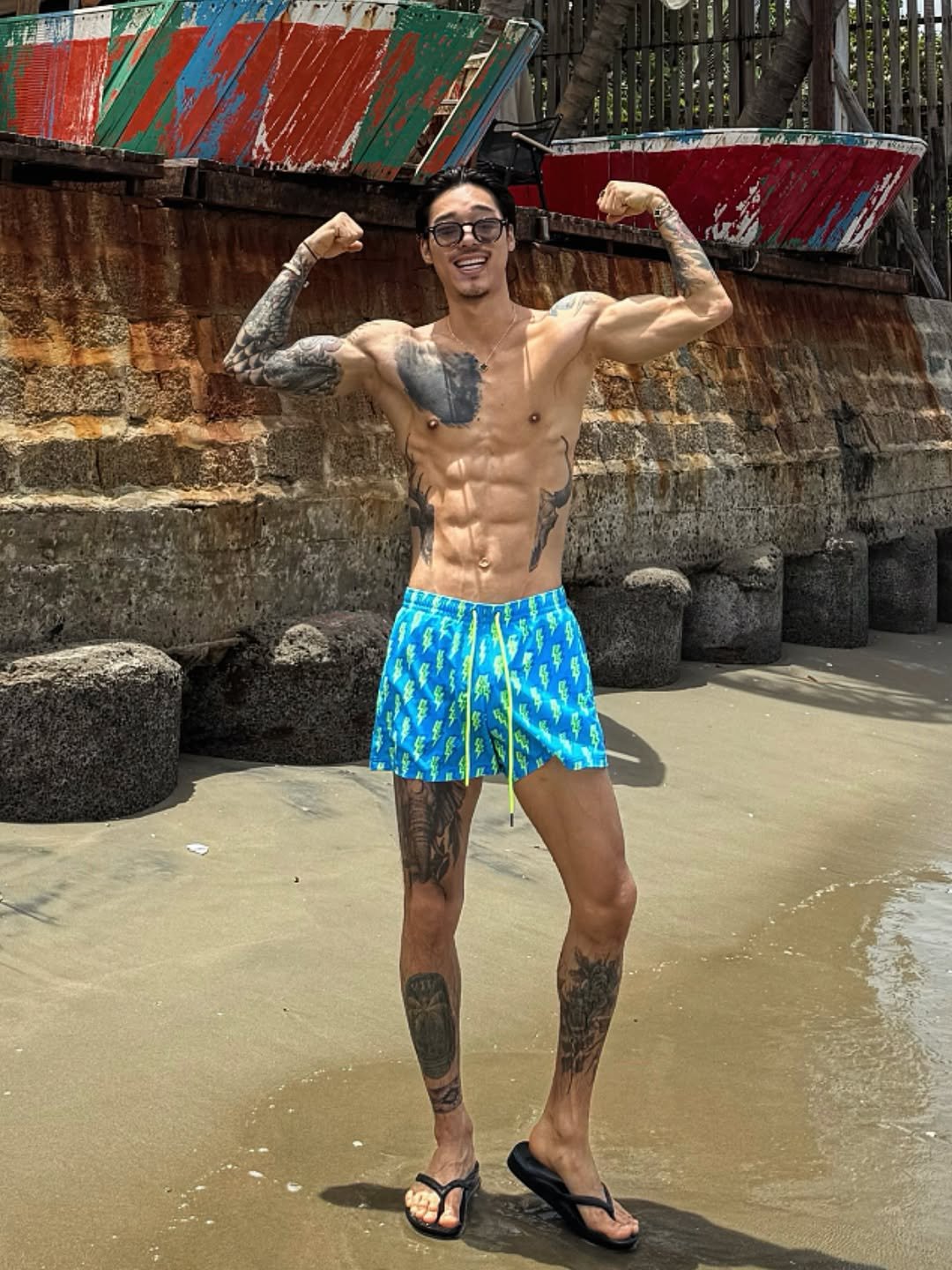 Photo by 비 르 in Mango Beach. May be an image of 1 person, body building, beach and ocean.