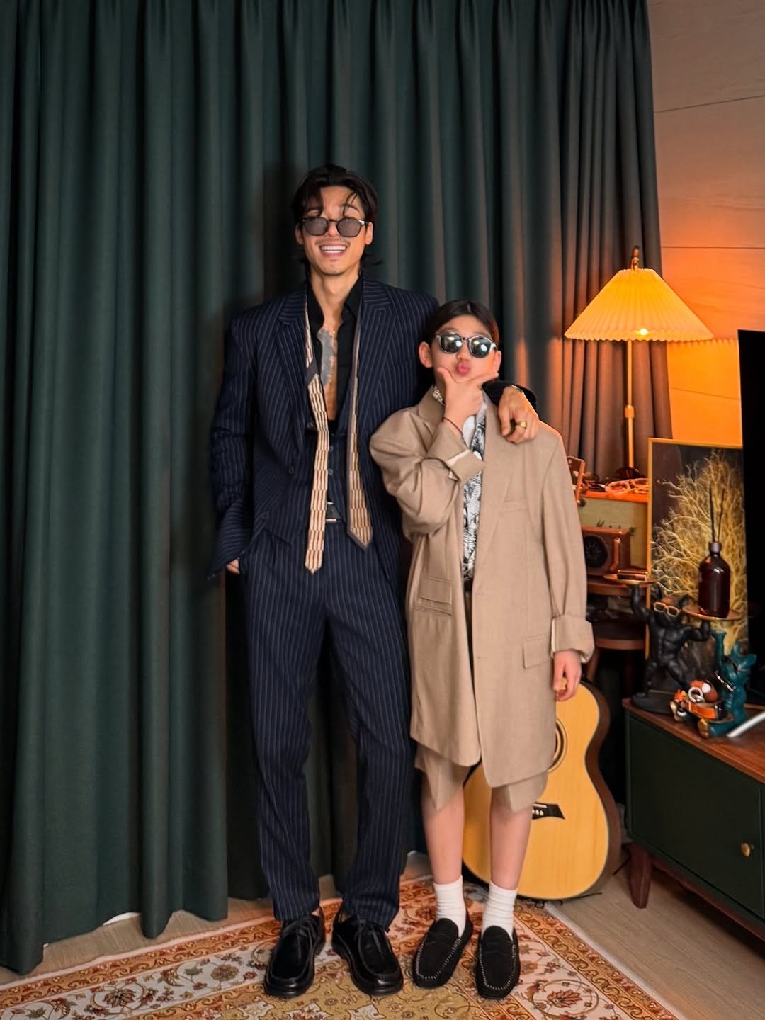 Photo by 비 르 on June 01, 2025. May be an image of 2 people, overcoat, wingtip shoes, duffle coat, eyewear and suit.