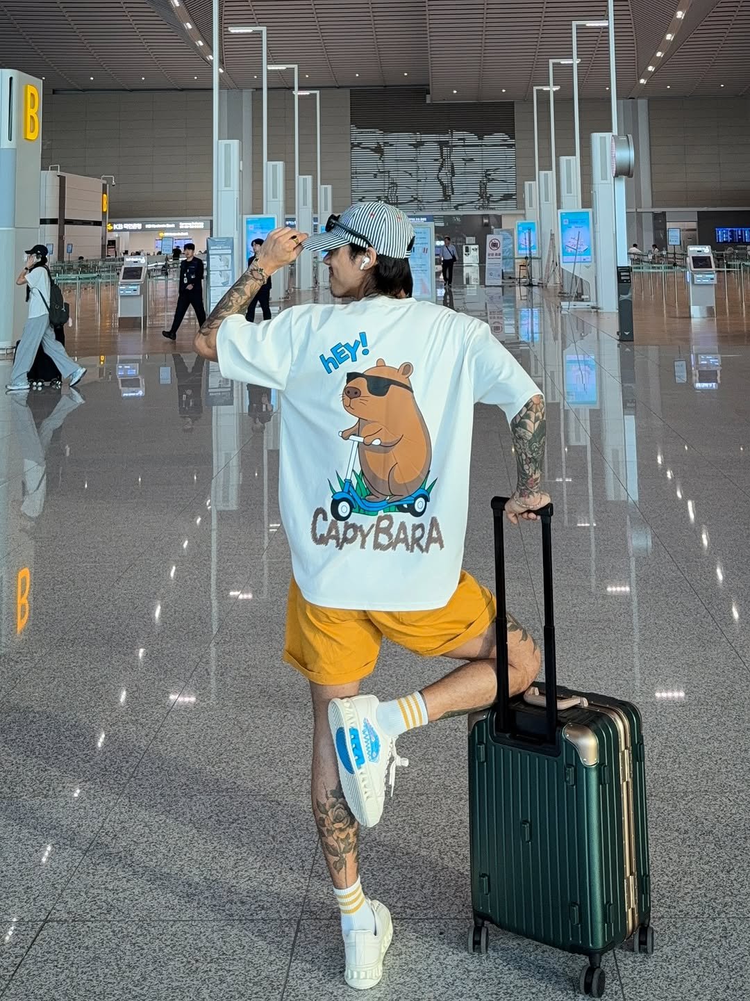 Photo shared by 비 르 on June 12, 2025 tagging @virstyle.kr, and @78under_official. May be an image of 3 people, suitcase and text that says 'B .. hEY! CAPOYBARA'.