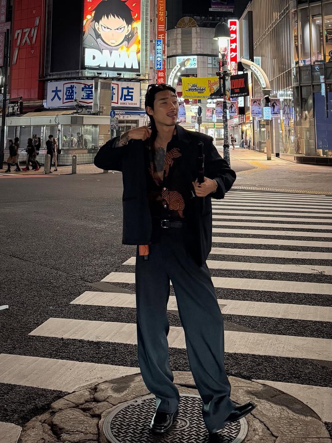 Photo by 비 르 in Shibuya Crossing 渋谷駅前スクランブル交差点 with @virstyle.kr. May be an image of 4 people, overcoat, duffle coat, Tokyo Tower, street and text.