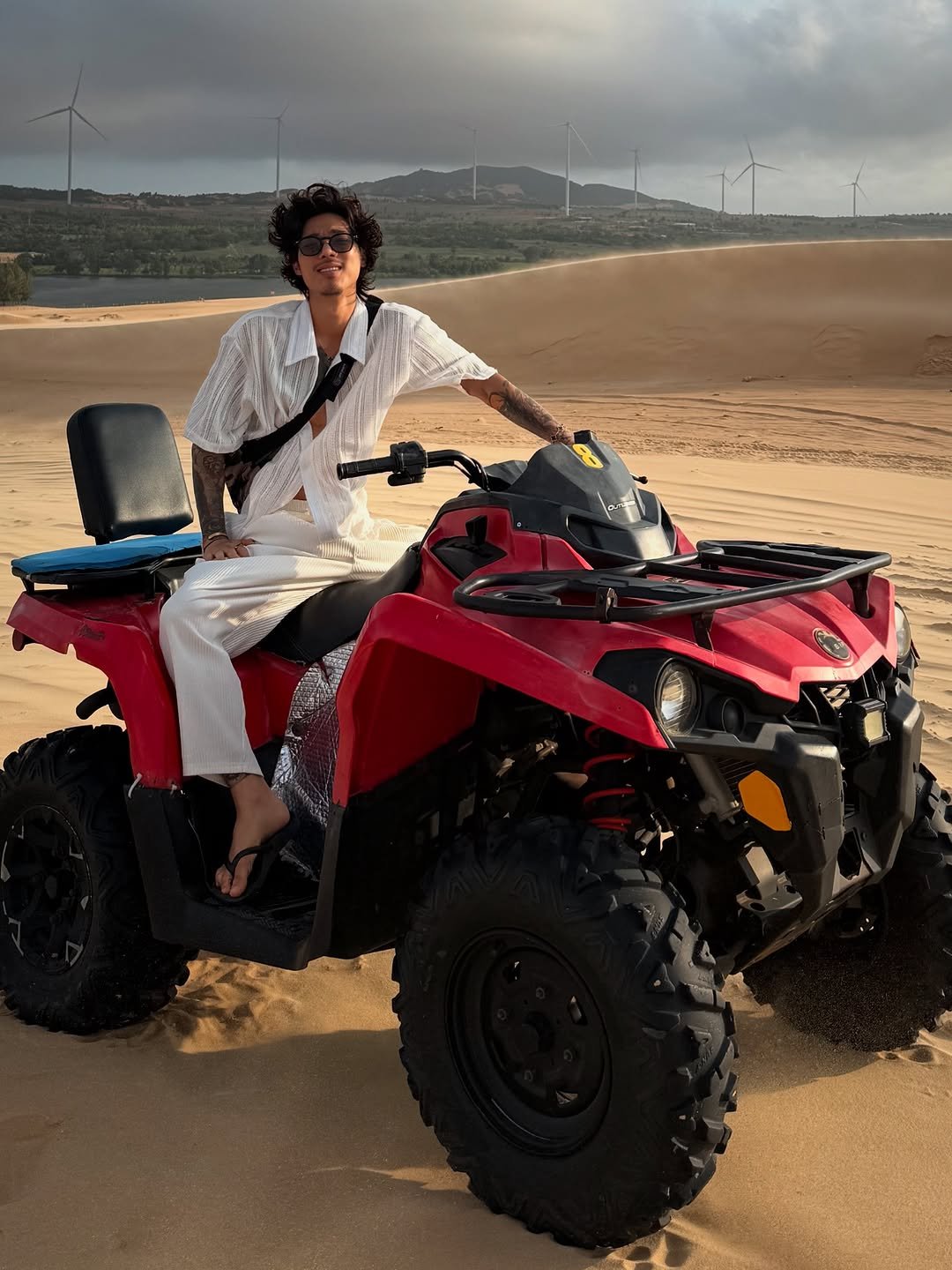 Photo by 비 르 in White Sand Dunes - Đồi Cát Trắng with @virstyle.kr. May be an image of 1 person and all-terain vehicle.