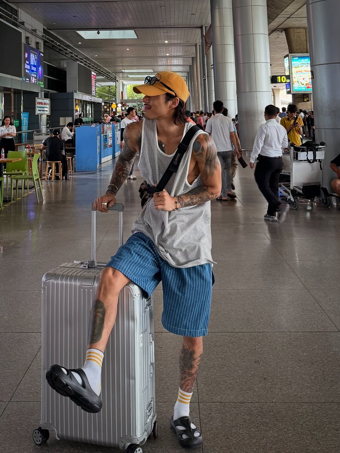 Photo shared by 비 르 on June 03, 2025 tagging @virstyle.kr. May be an image of 6 people, hat, suitcase and text.