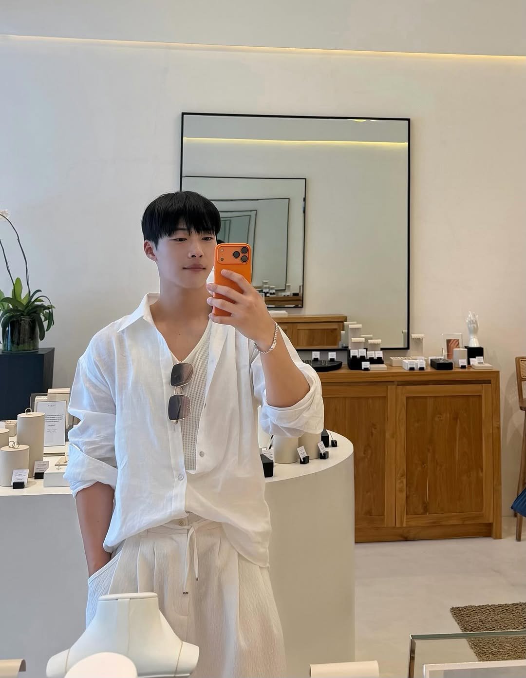 Photo by 우도환 on February 24, 2026. May be a selfie of one or more people, hair, mirror, top, bath robe, cornflower and text.