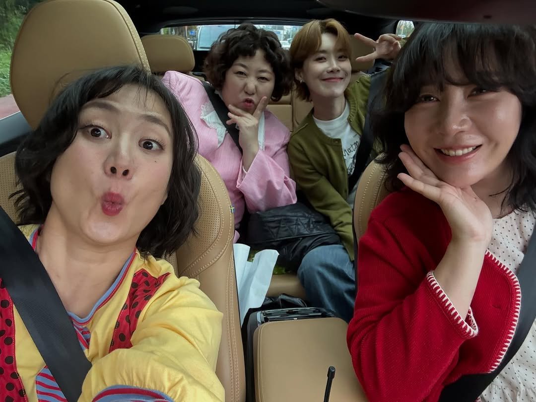 Photo by 나래 박 on October 24, 2025. May be an image of one or more people and bangs.